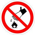 Знак самоклеющийся  "Запрещается тушить водой"